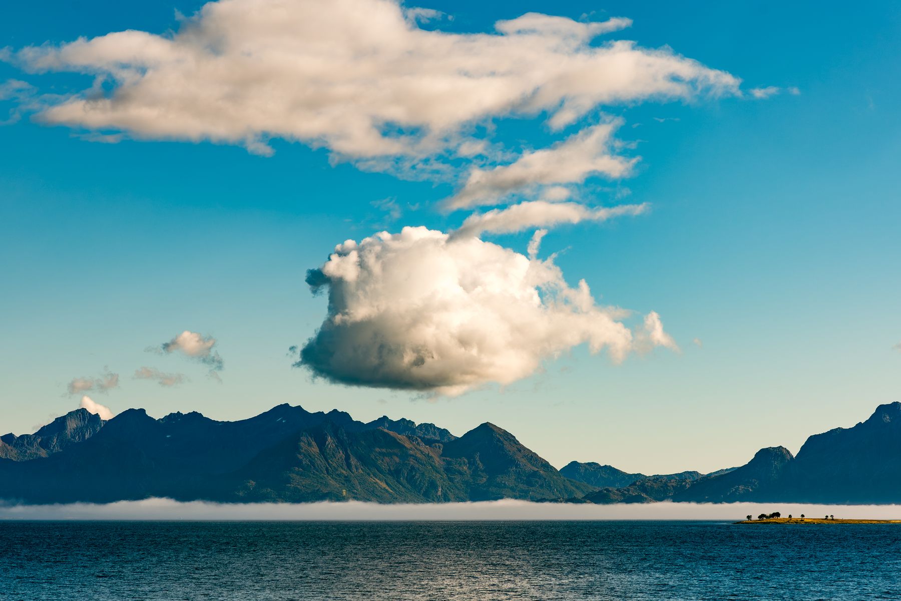 Fat Cloud Over Scandes